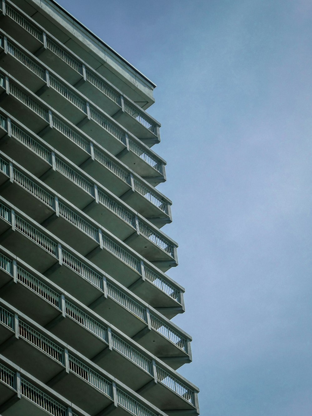 Un edificio con balcones