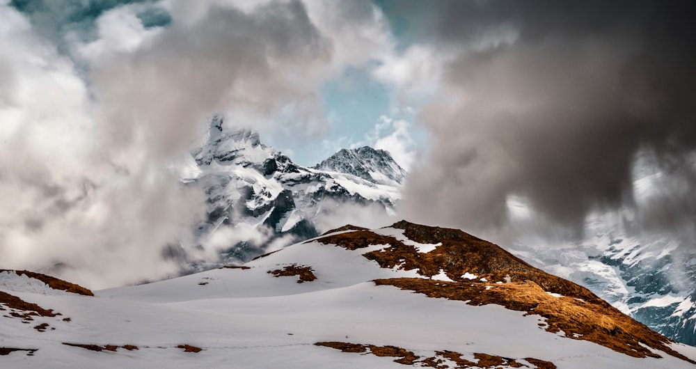 Una montaña nevada con nubes