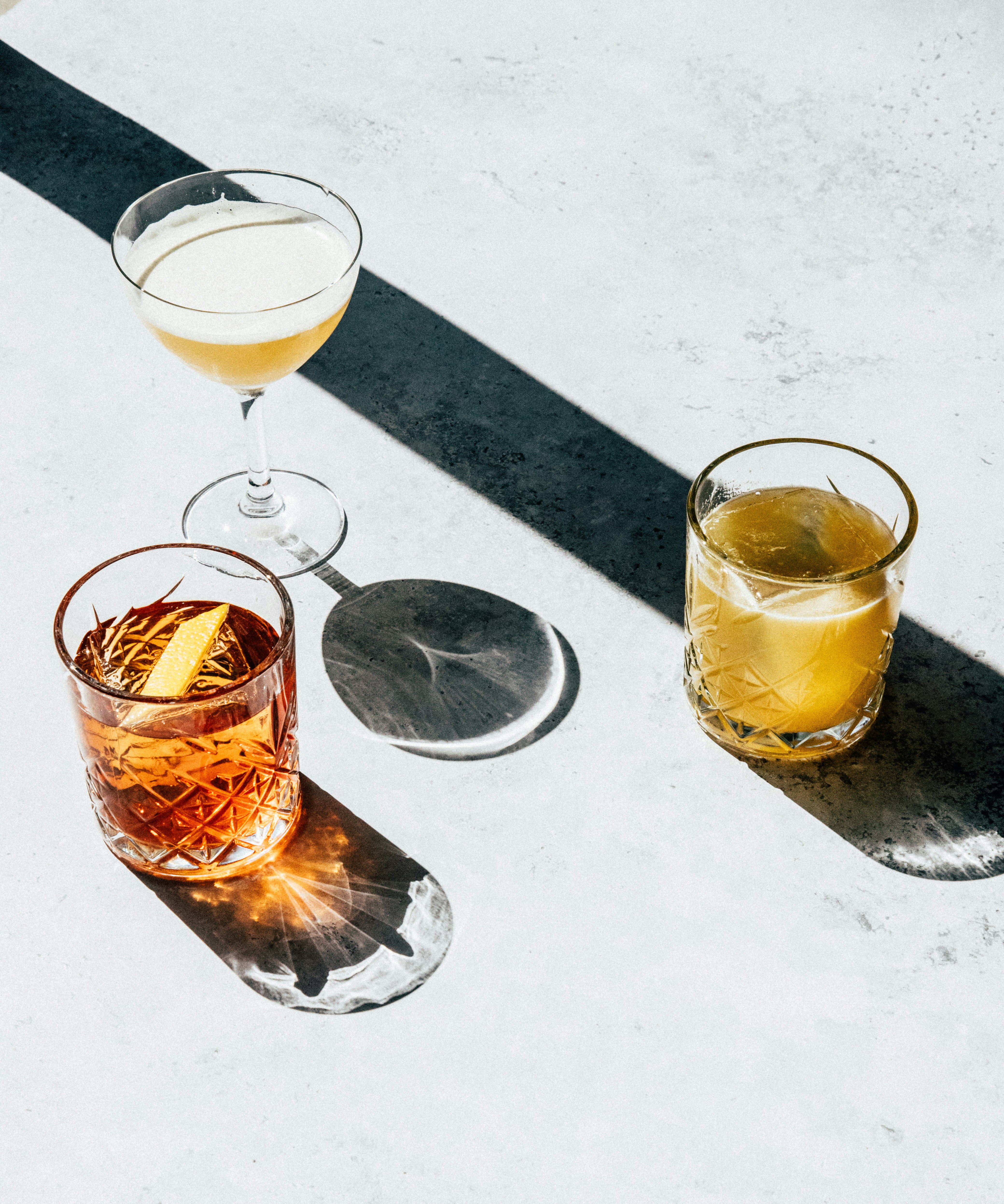 un groupe de verres contenant du liquide