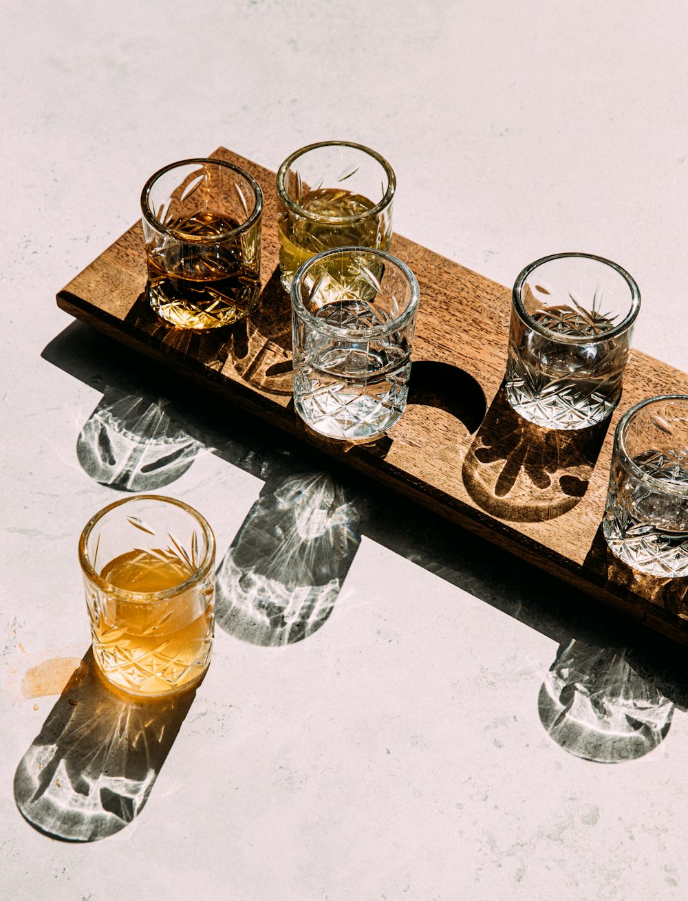 un gruppo di bicchieri su un tavolo