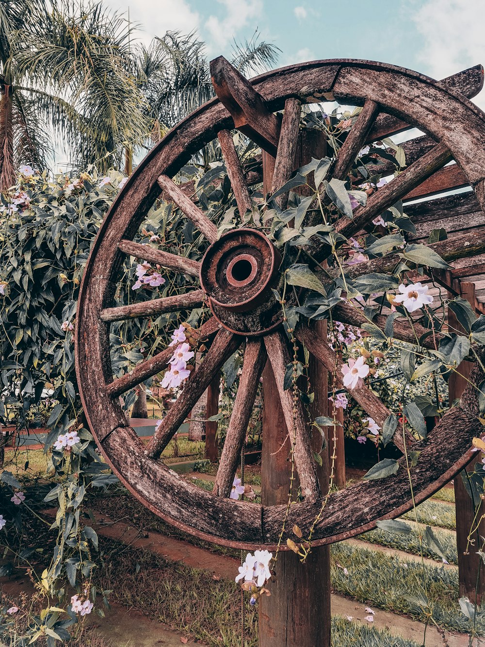 Una rueda de madera con flores