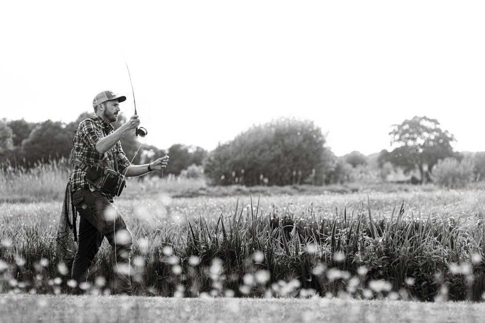 Un hombre jugando al golf