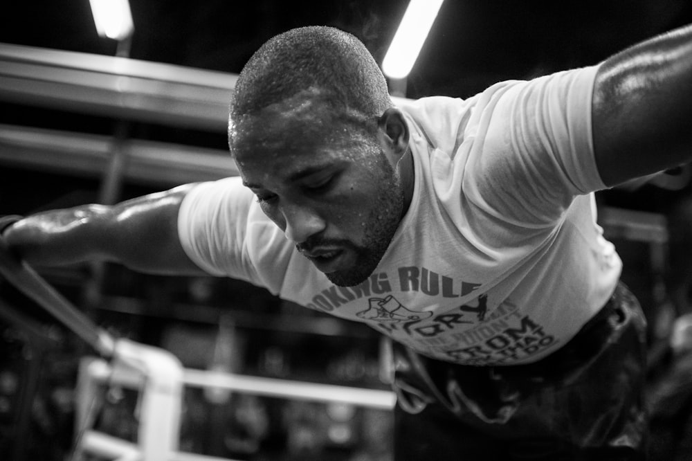 Un homme sur un ring de boxe