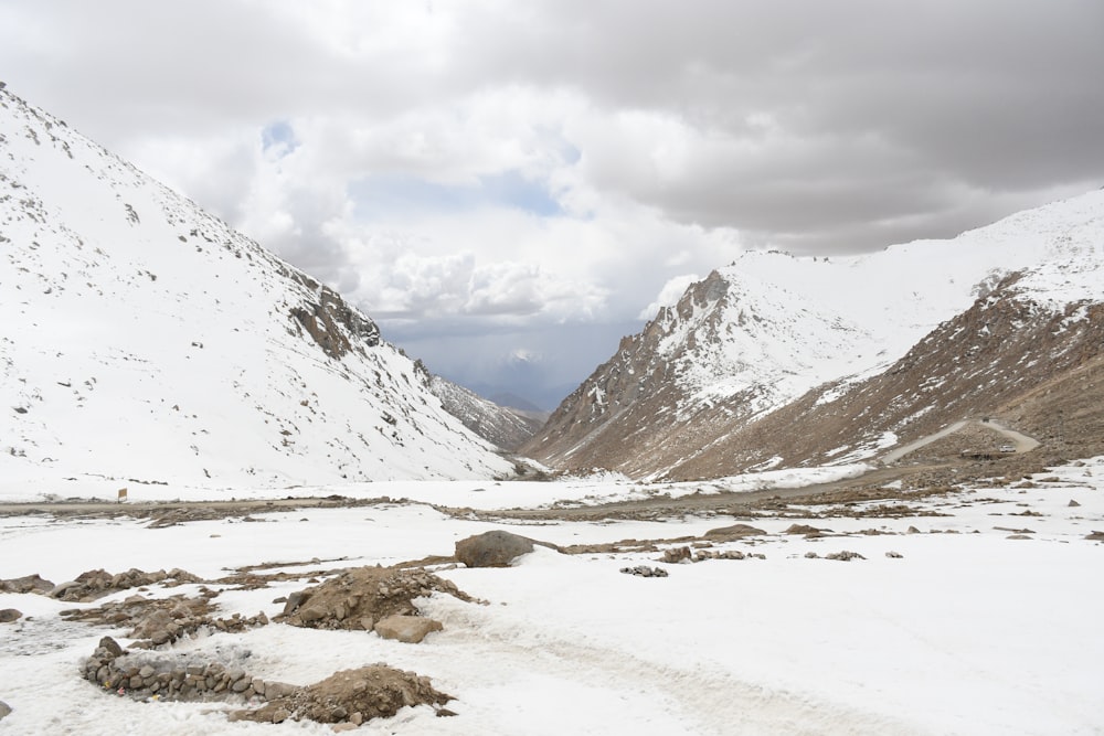 un paesaggio montano innevato