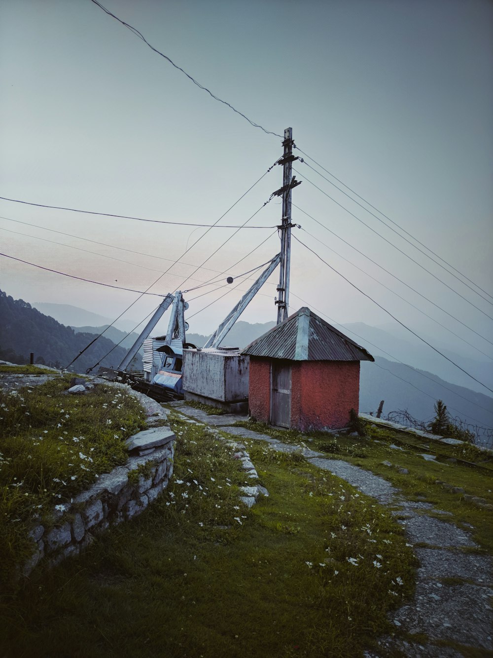 Un petit bâtiment sur une colline