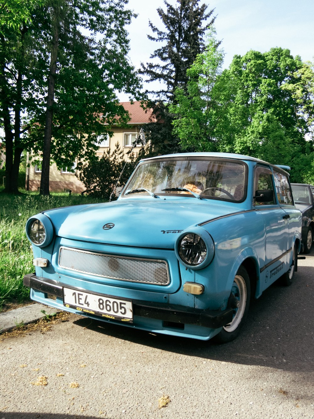 Un'auto blu parcheggiata sul ciglio della strada