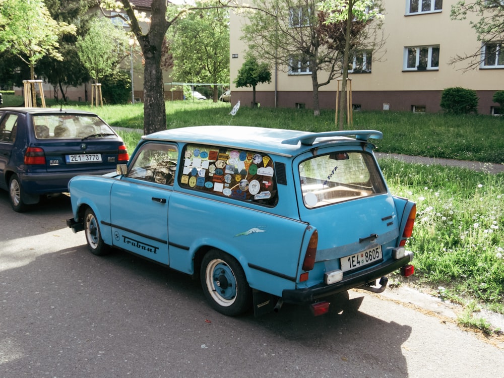 un'auto blu con un dipinto sul lato