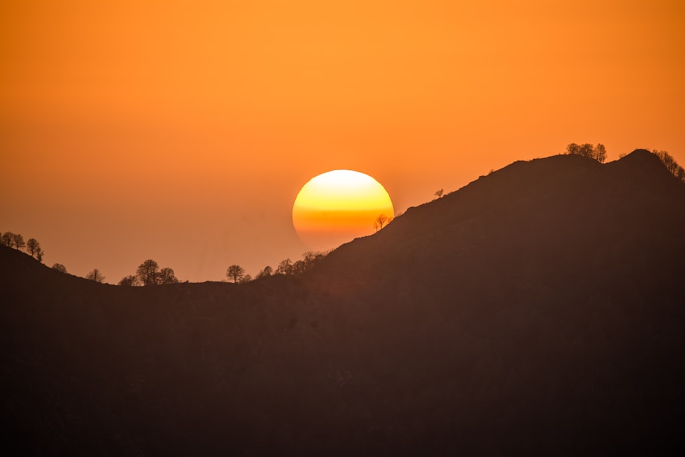 Una puesta de sol sobre una montaña