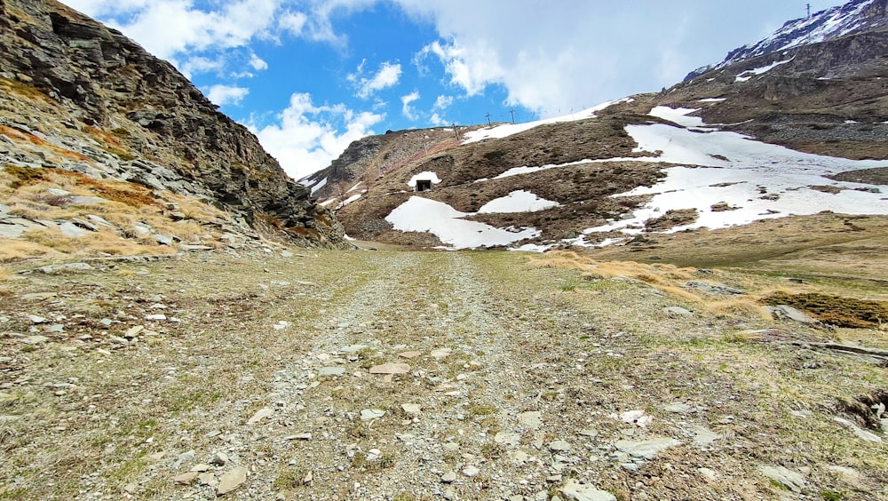 a dirt road in the middle of a mountain