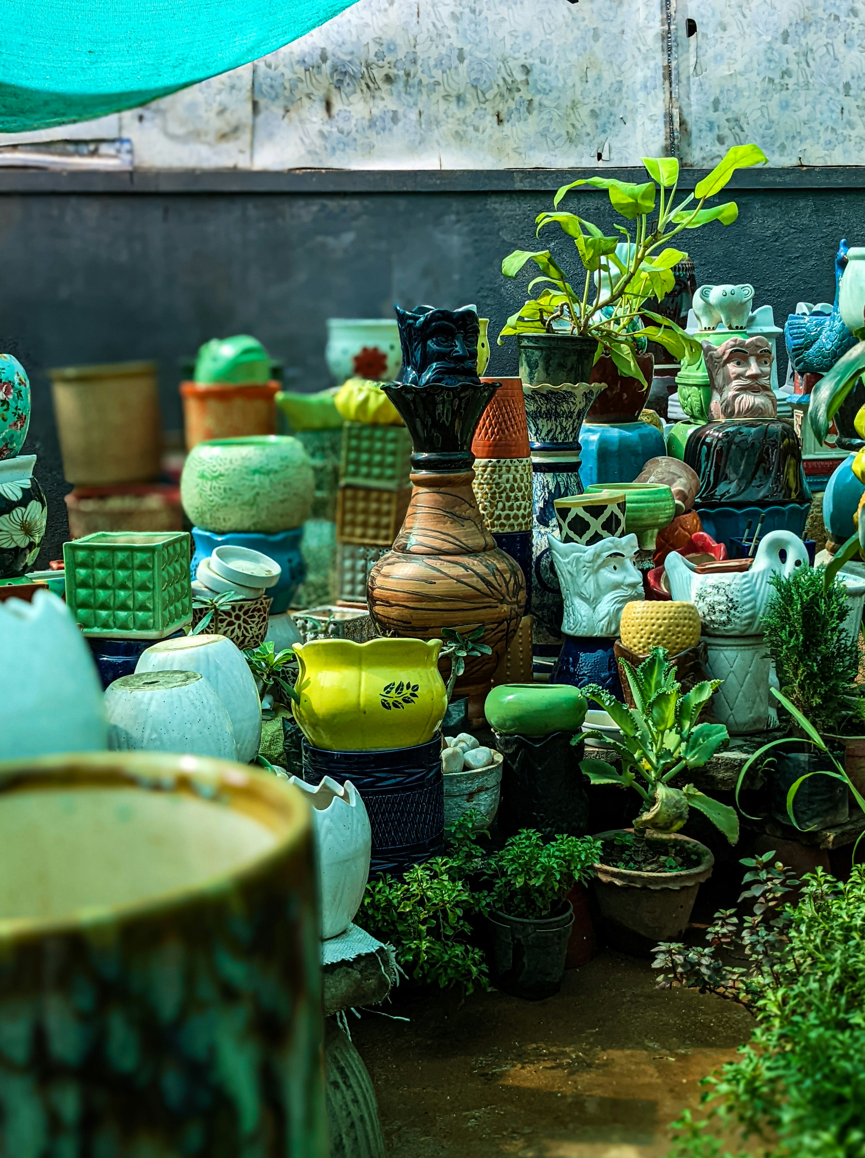 a bunch of pots that are sitting on the ground