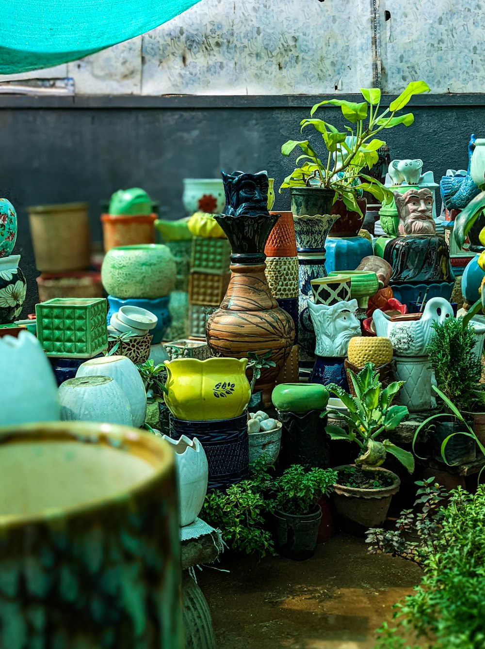 a bunch of pots that are sitting on the ground