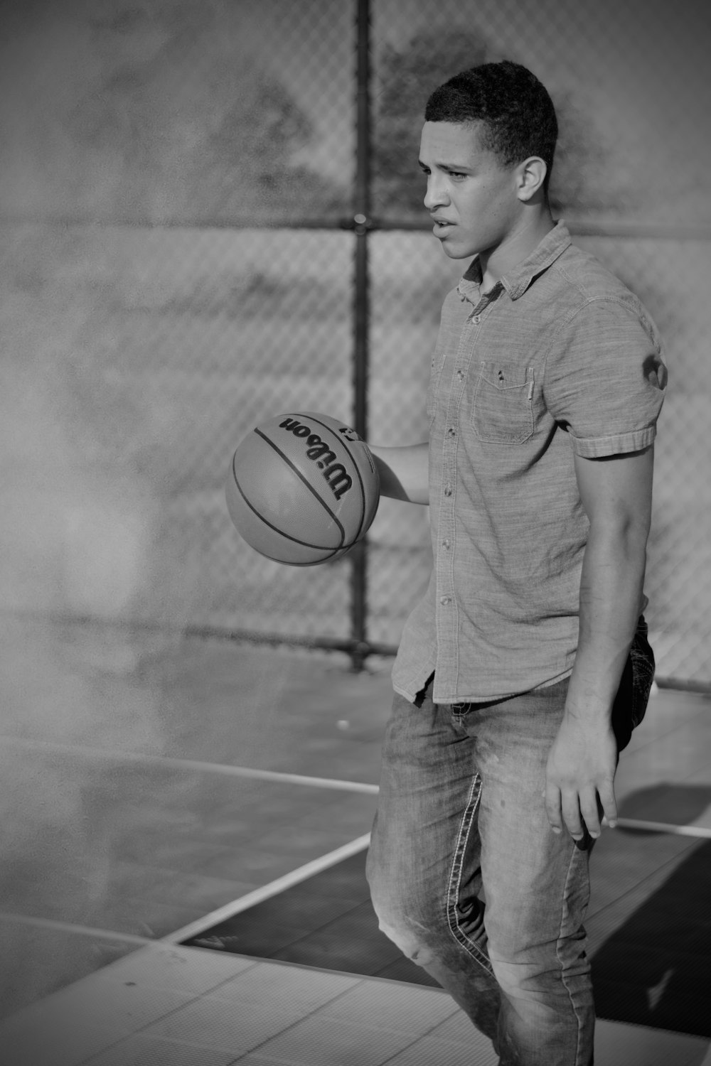 Un hombre sosteniendo una pelota de baloncesto en su mano derecha