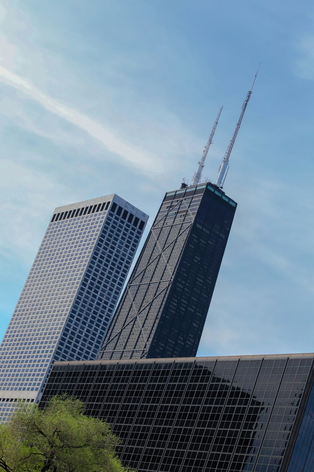 Un grand bâtiment avec une horloge sur le côté