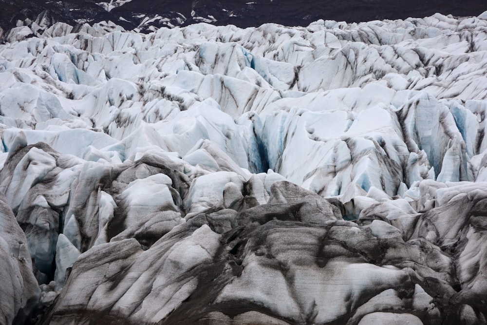 Un gran grupo de formaciones de hielo en las montañas