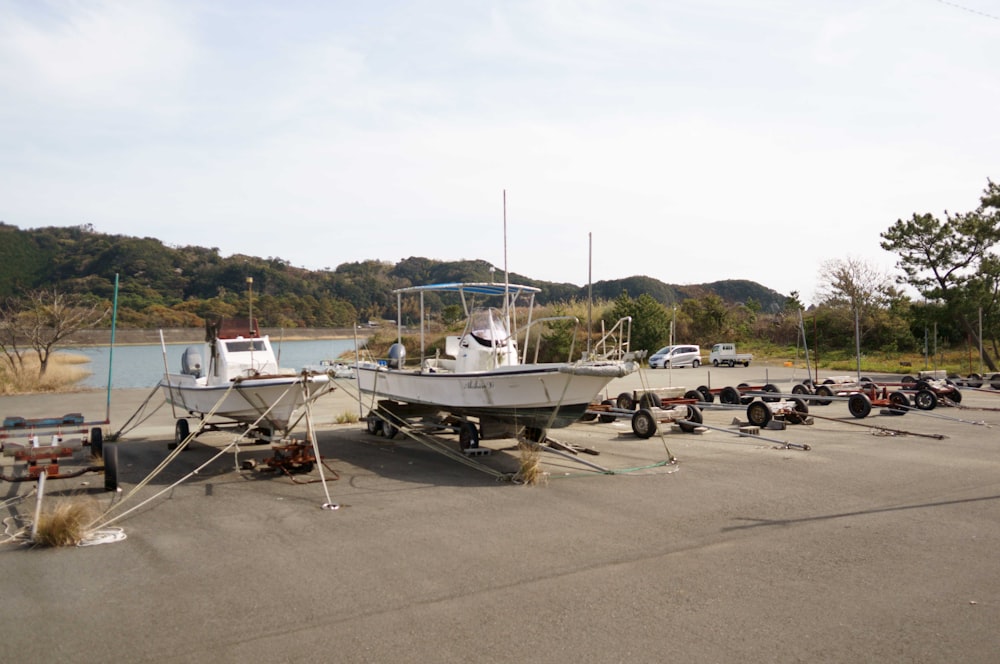 Un par de barcos que están sentados en la calle