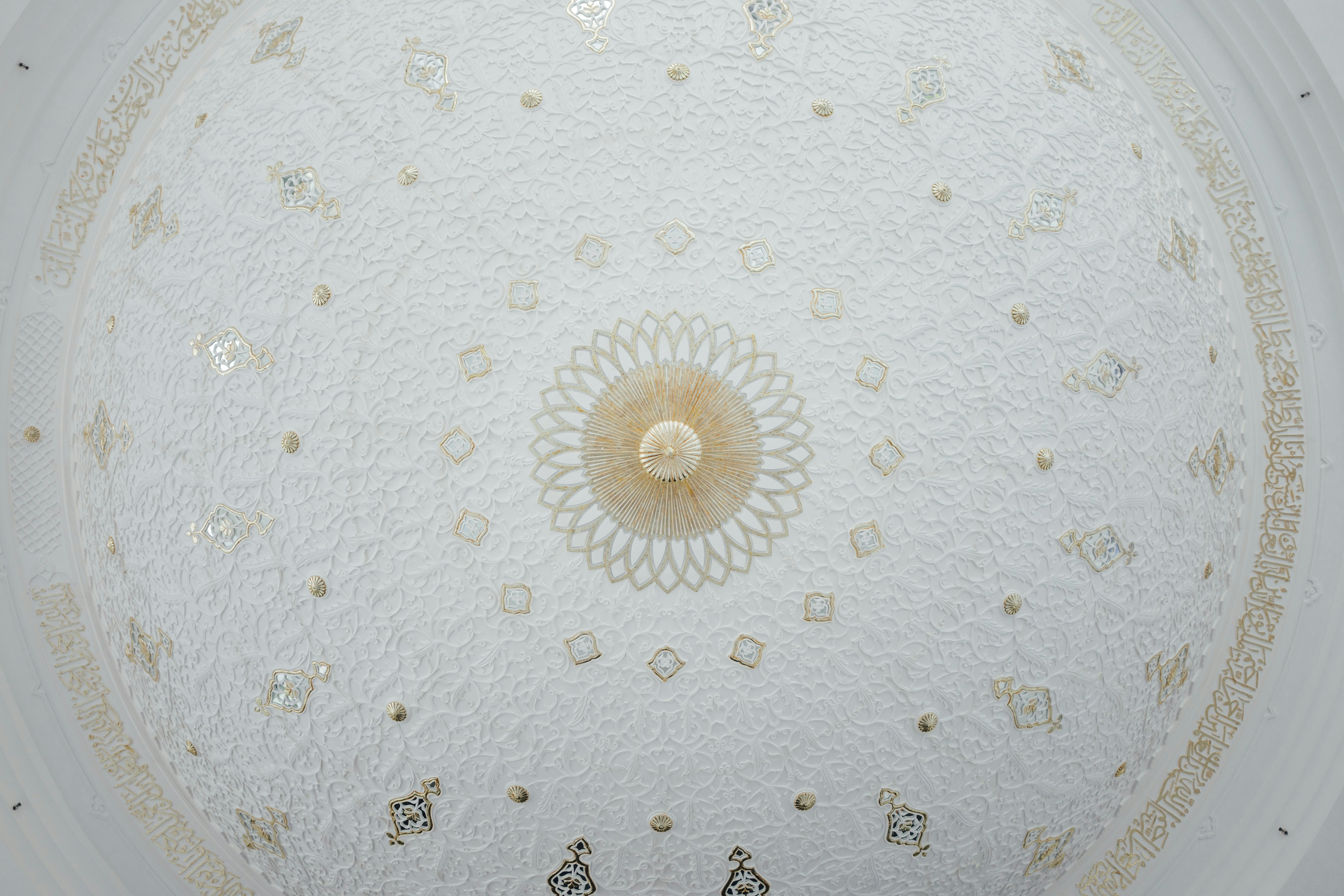 Silk lace wedding wallpaper, ilustrasi artikel Elevate Your Wedding Night: The Essential Guide to Luxury Bridal Lingerie 7
