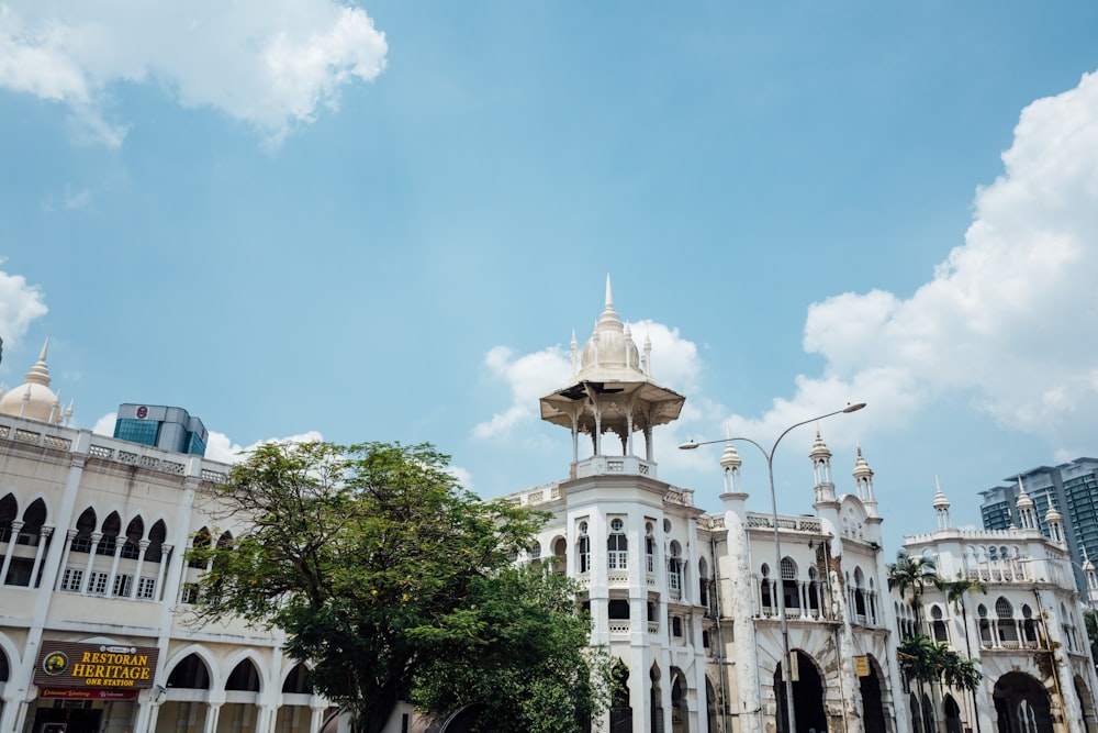 um grande edifício