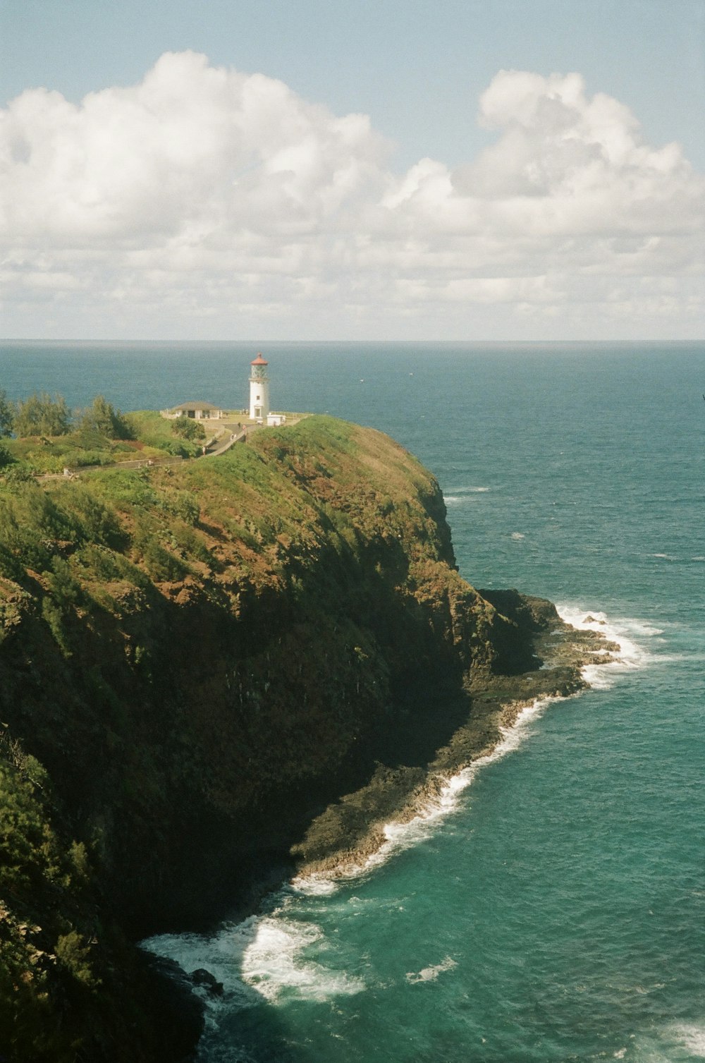 Ein Leuchtturm auf einer Klippe mit Blick auf den Ozean