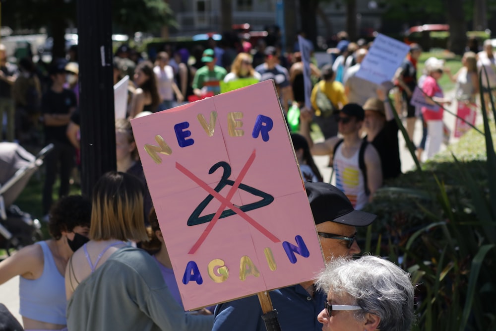 Una persona sosteniendo un cartel que dice Nunca más 25