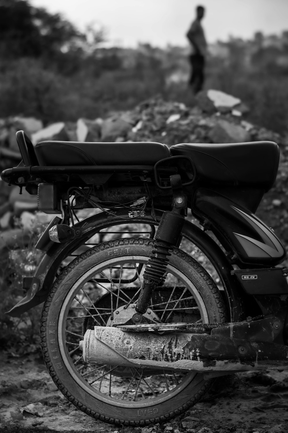 Una foto en blanco y negro de una motocicleta