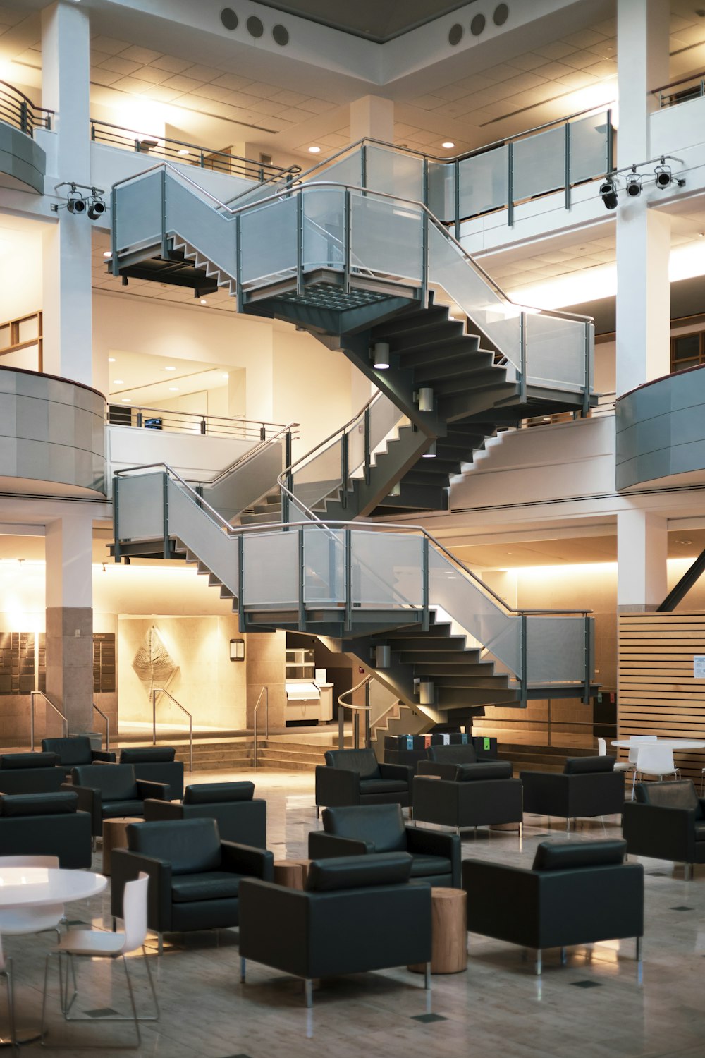 une chambre avec un tas de chaises et un escalier