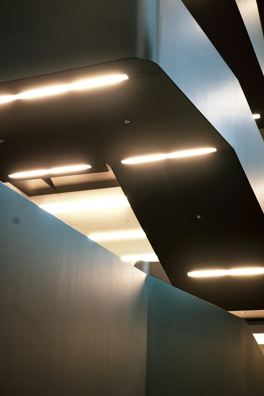 um grupo de luzes penduradas no teto de um edifício