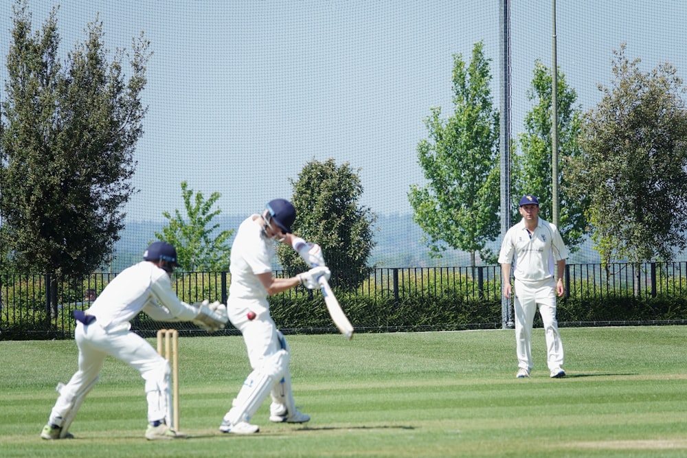 un groupe d’hommes jouant au cricket