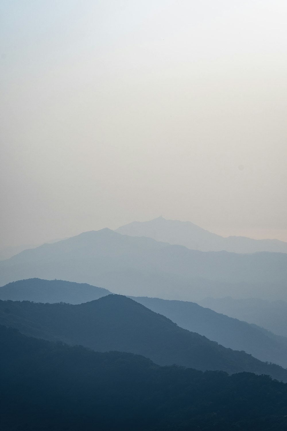 una vista de una cordillera en la distancia