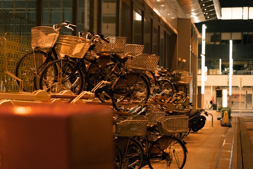 a row of bicycles parked next to each other