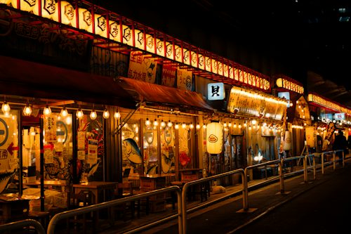 夜の銀座の街並み