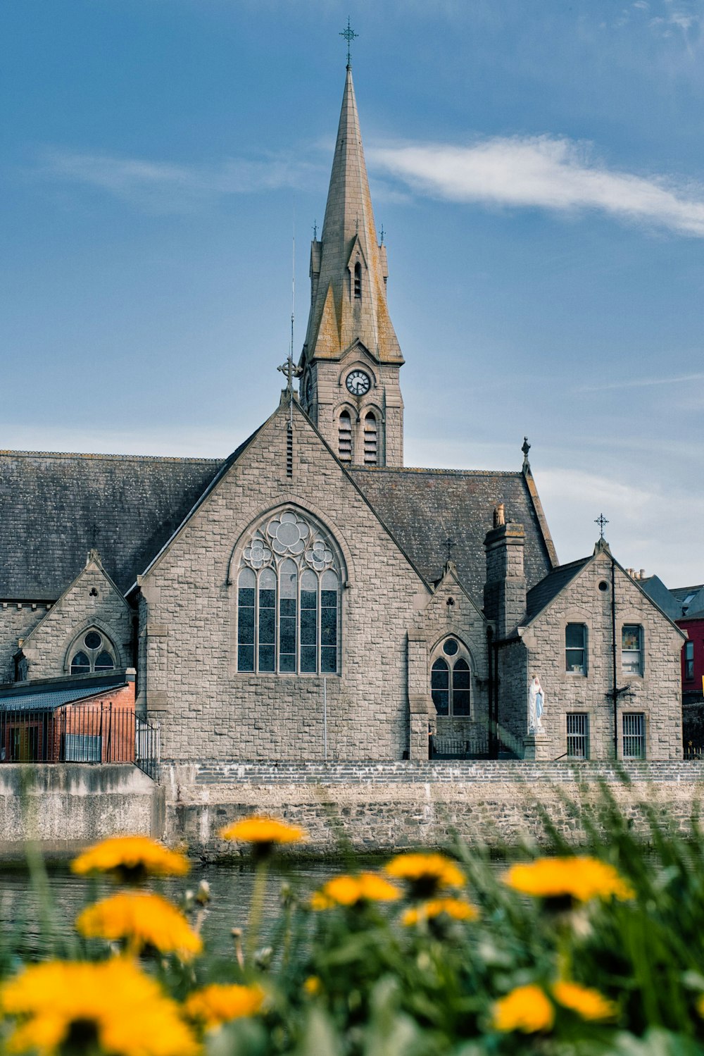 une église avec une tour et une horloge