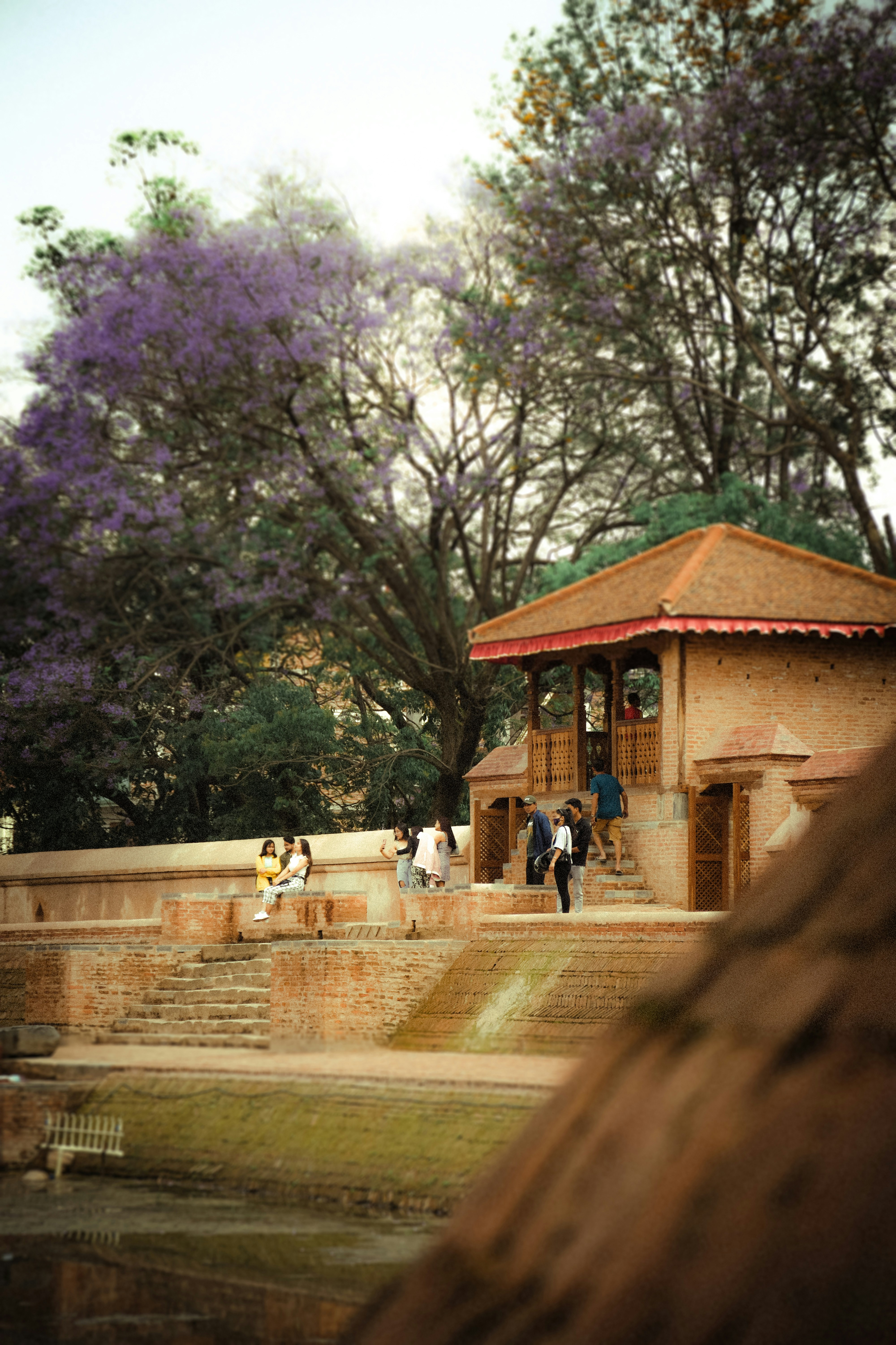 小さな建物の周りに立っている人々のグループ