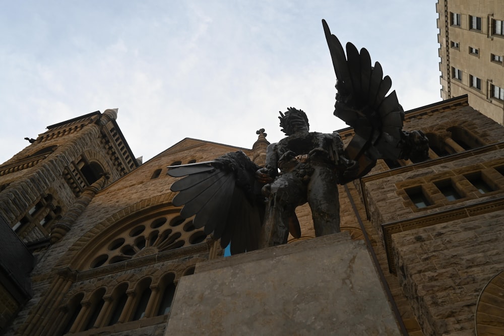 Una statua di un angelo sulla cima di un edificio