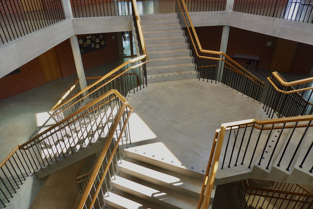 Una vista de una escalera en un edificio