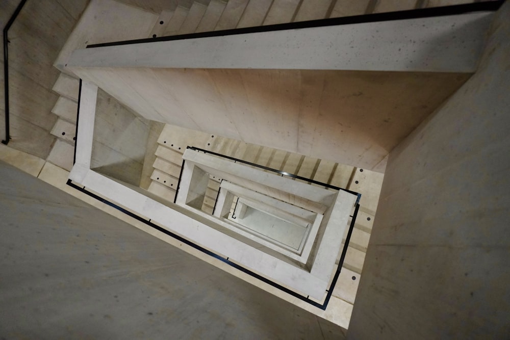 Una vista de una escalera desde la parte superior de las escaleras