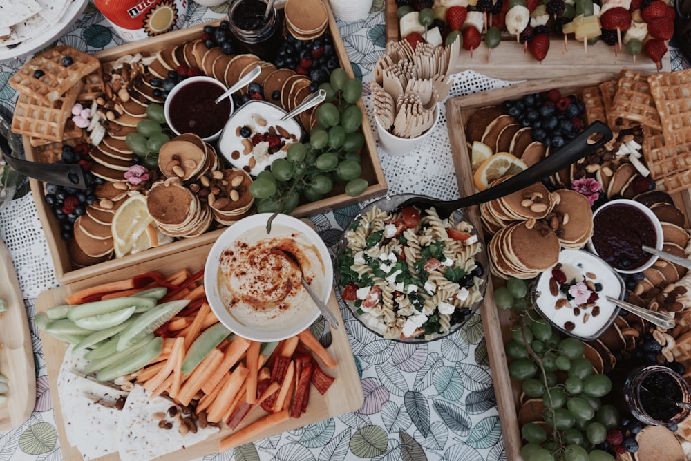 un tavolo pieno di diversi tipi di cibo