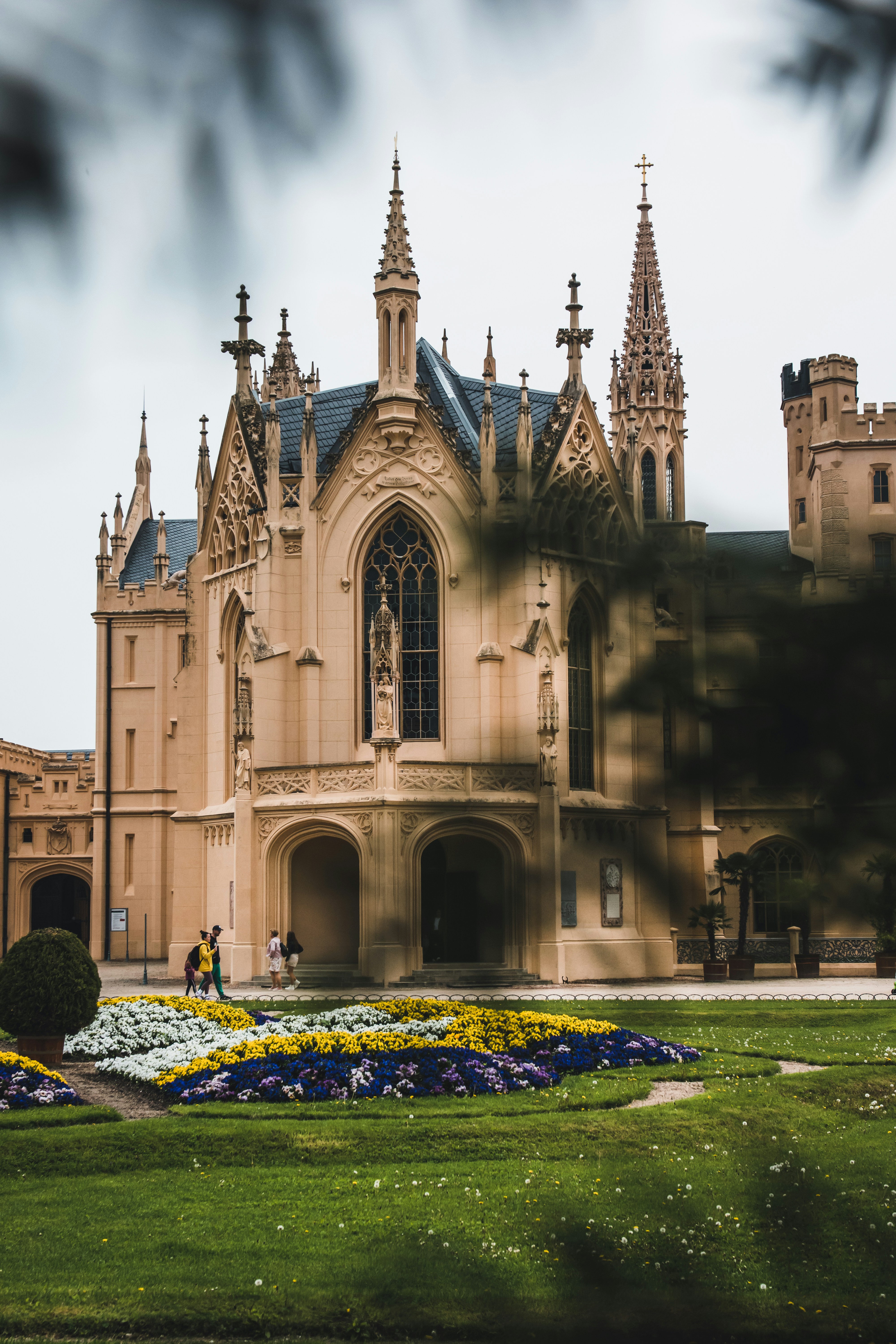 전면에 시계가있는 큰 건물