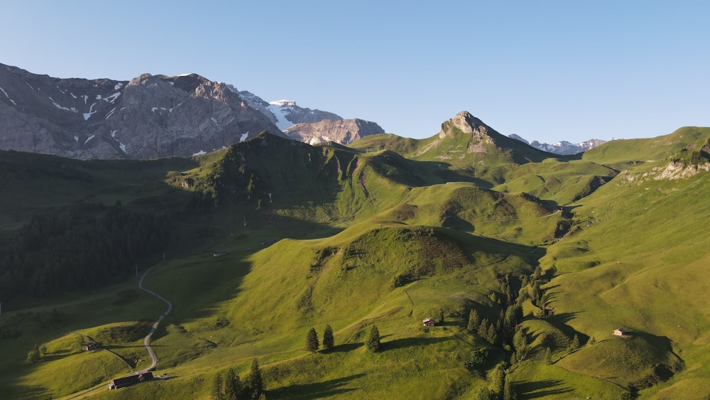 Una vista de una cadena montañosa con un camino sinuoso en primer plano