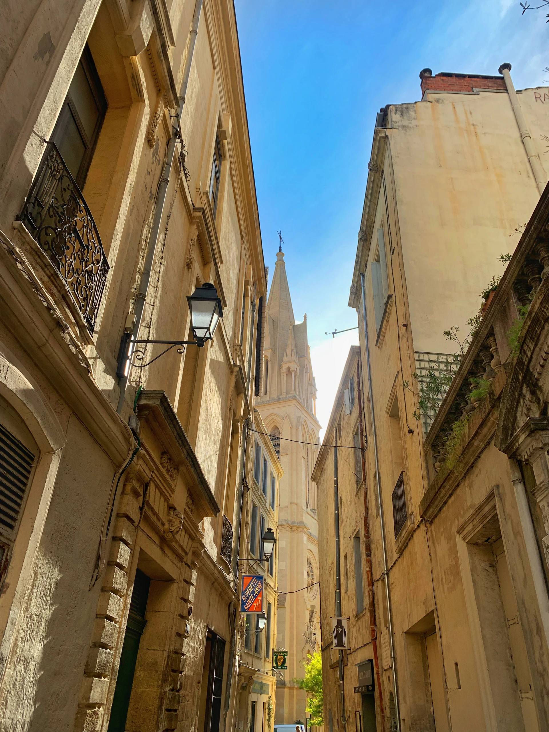 Rue pittoresque de l'Écusson, centre historique de Montpellier