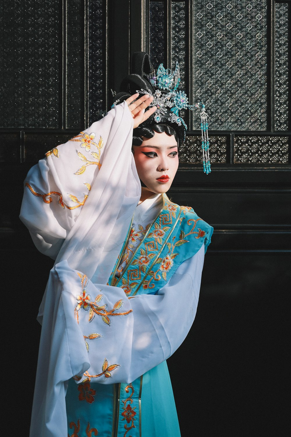 a woman dressed in a traditional chinese costume