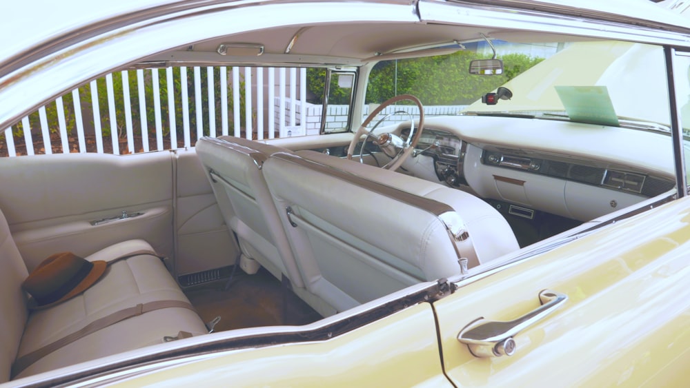 o interior de um carro com a porta aberta