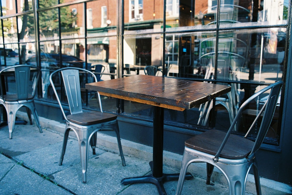 a table and chairs outside of a restaurant