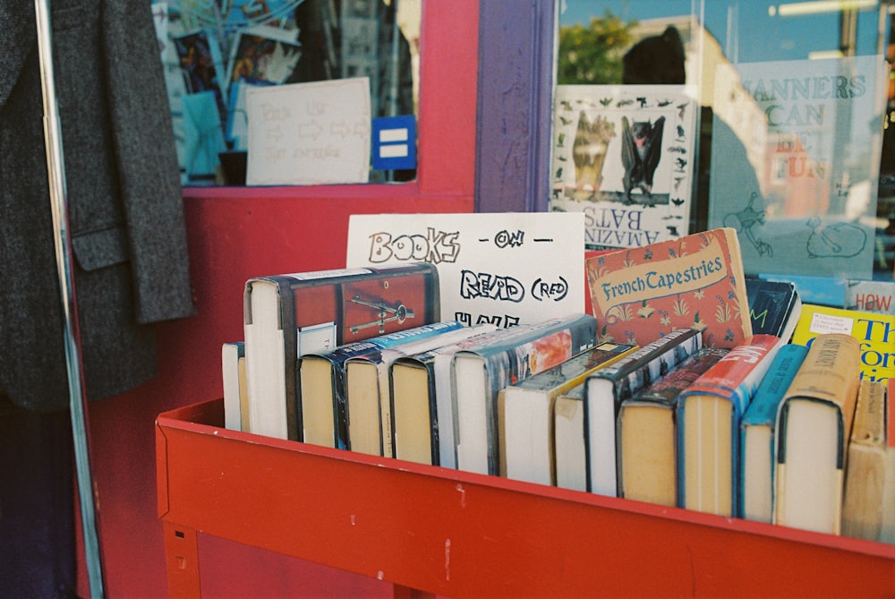 un tas de livres qui sont sur une table