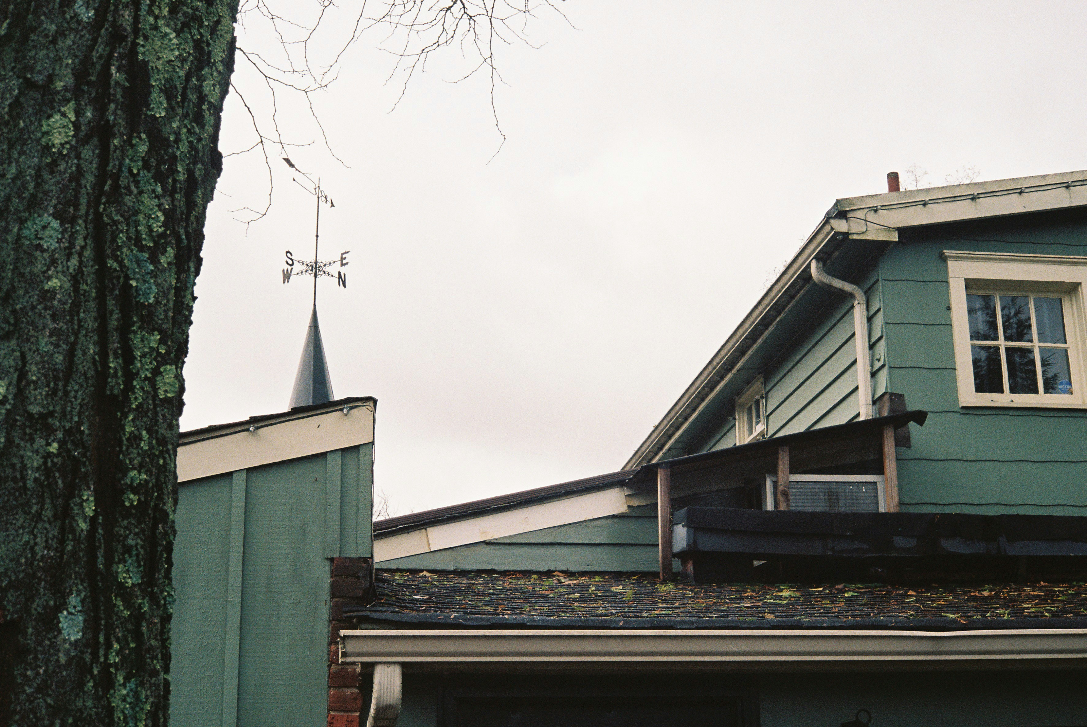 Peddler's Village. Shot on Minolta SRT-101 with Lomo 400.