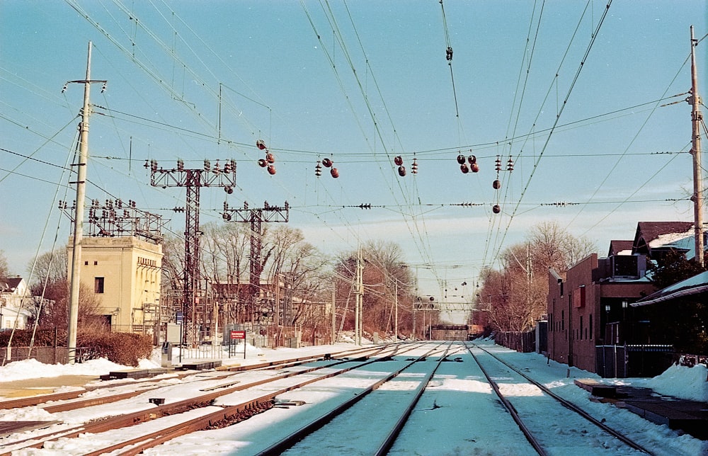 지상에 눈이 내리는 기차 트랙