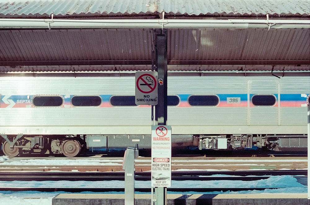 um trem em uma linha férrea ao lado de uma plataforma