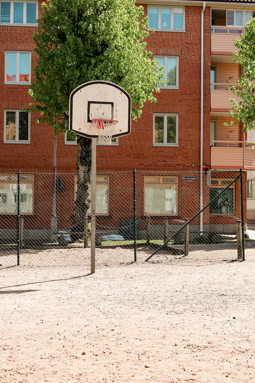 Un aro de baloncesto frente a un edificio de ladrillos