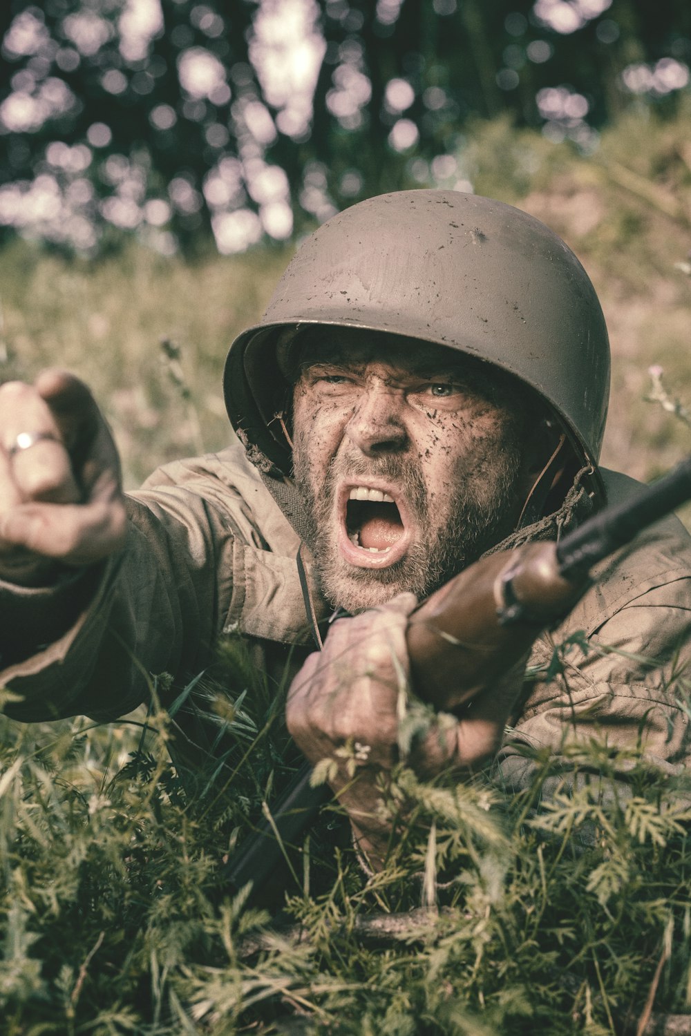 Un hombre con casco sostiene un rifle