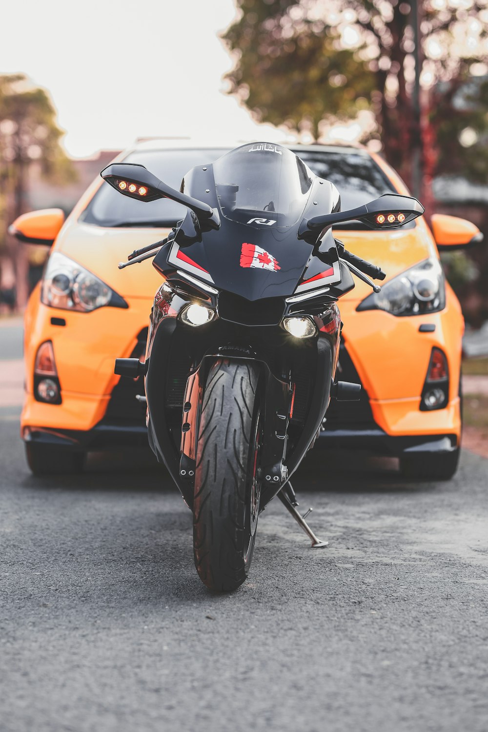 una motocicleta estacionada junto a un automóvil en una calle