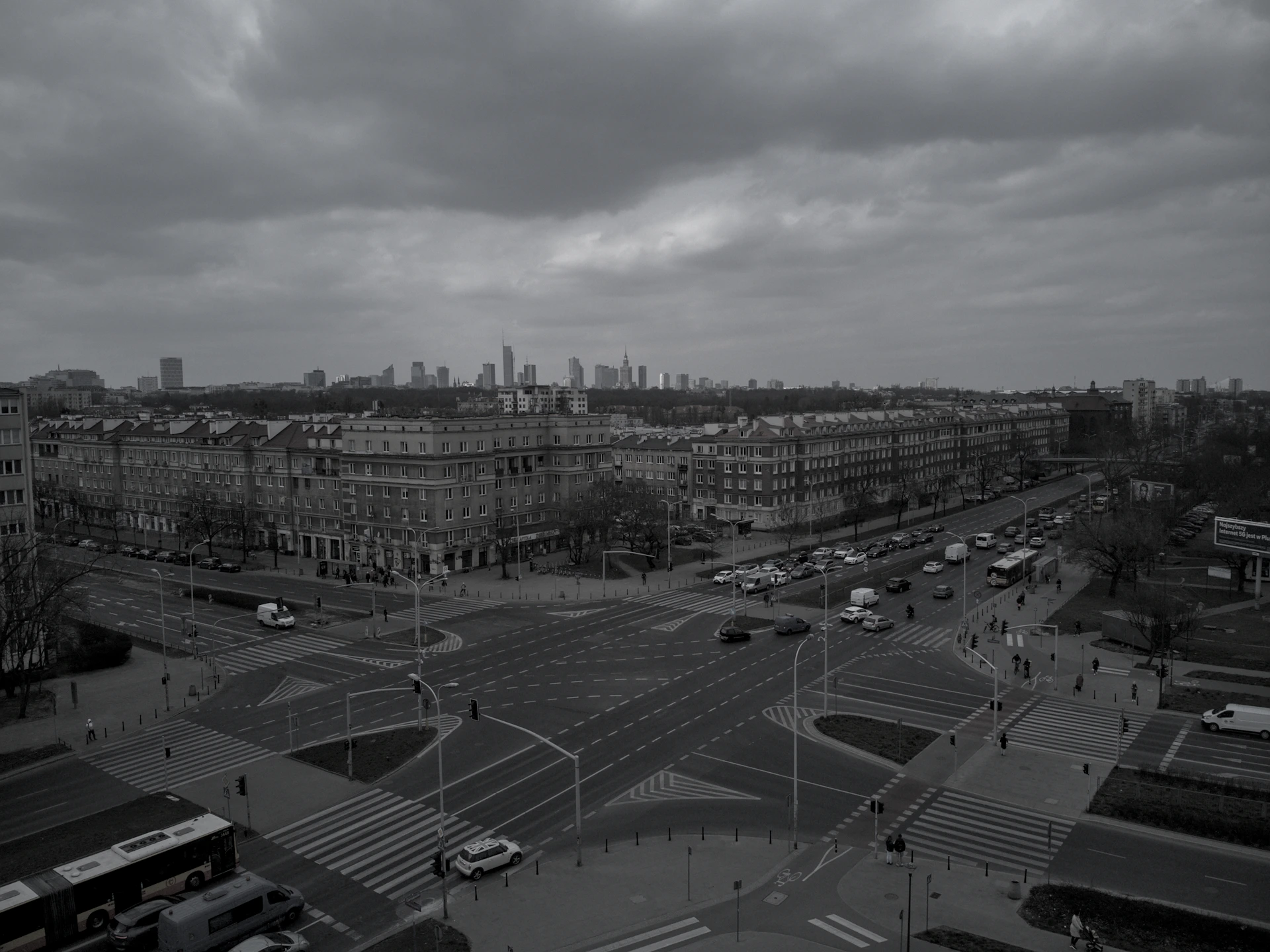 a black and white photo of a city street